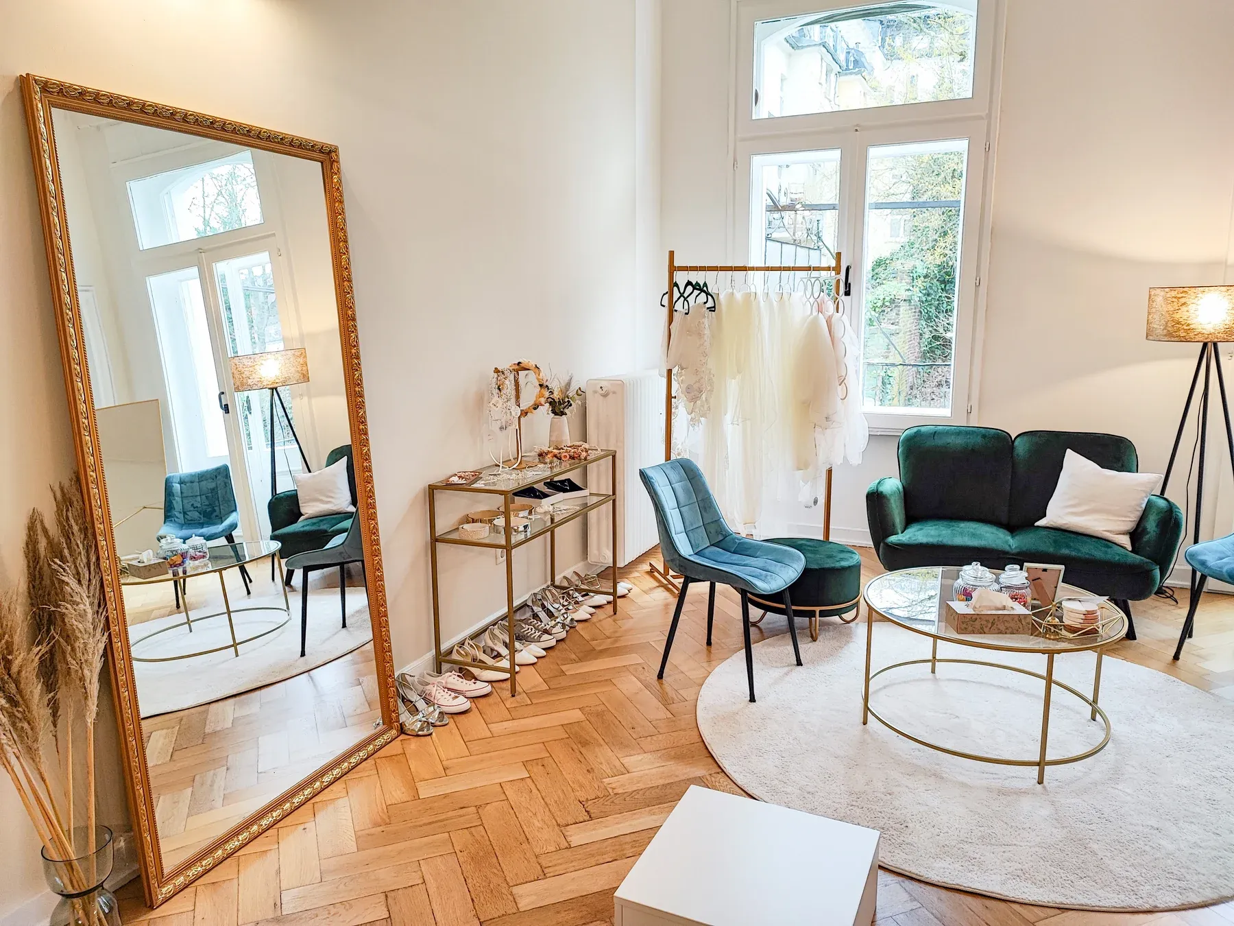Anproberaum mit Spiegel und Sitzgelegenheiten in der Brautpoesie-Boutique