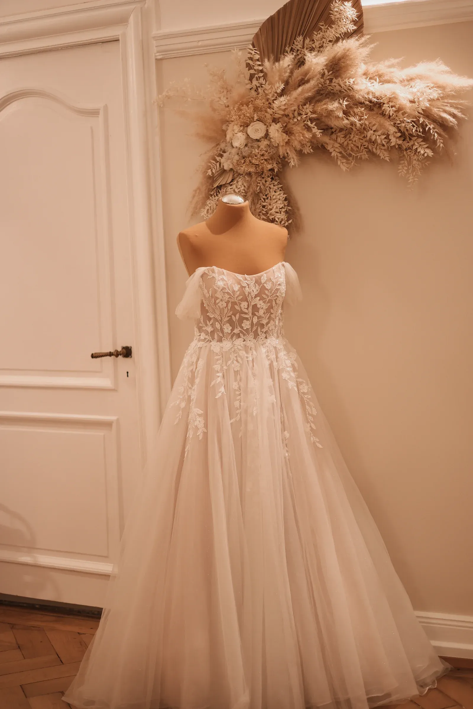 Brautkleid auf einer Schneiderpuppe in der Boutique