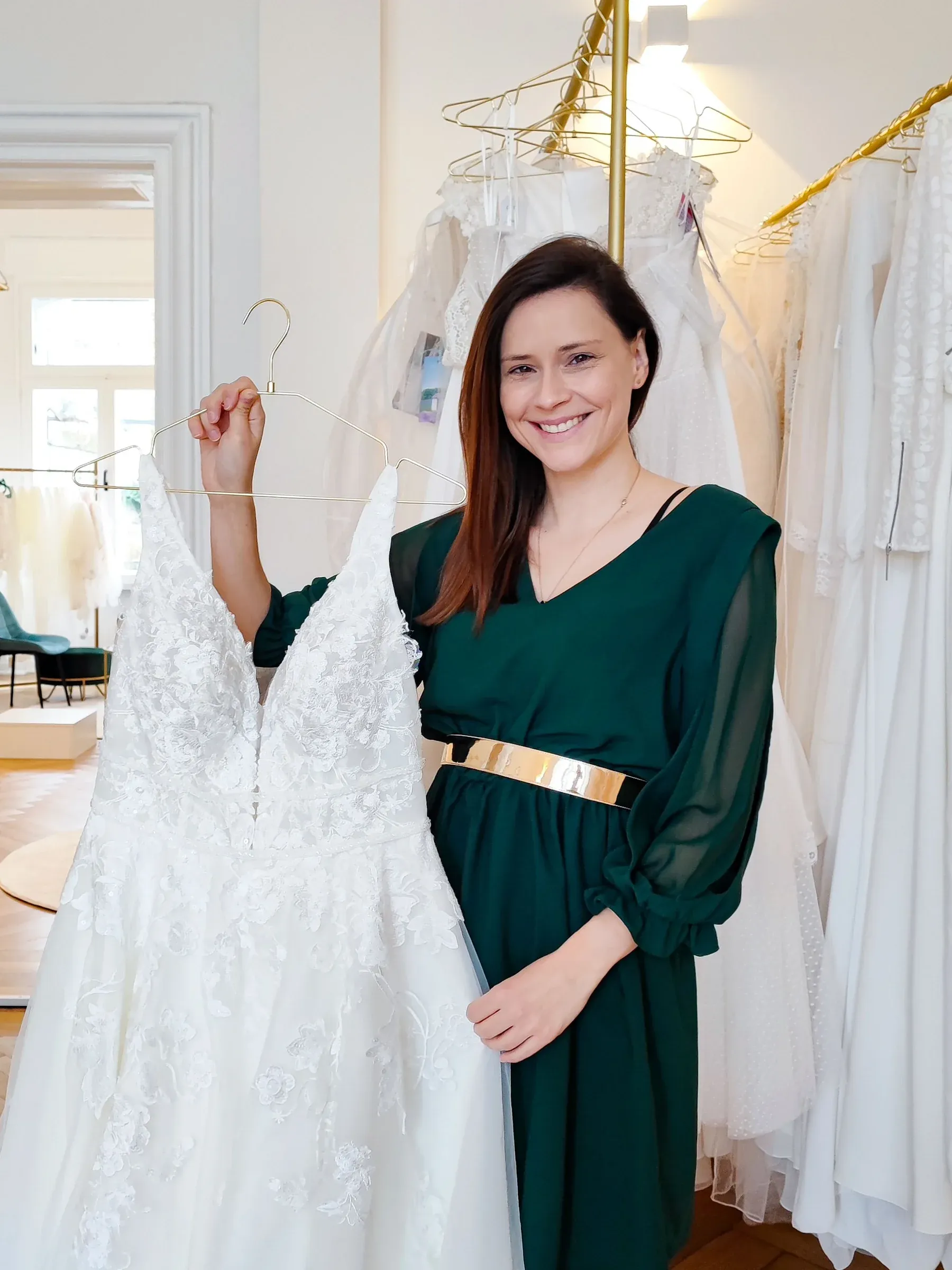 Jacqueline mit einem Brautkleid in ihrer Boutique