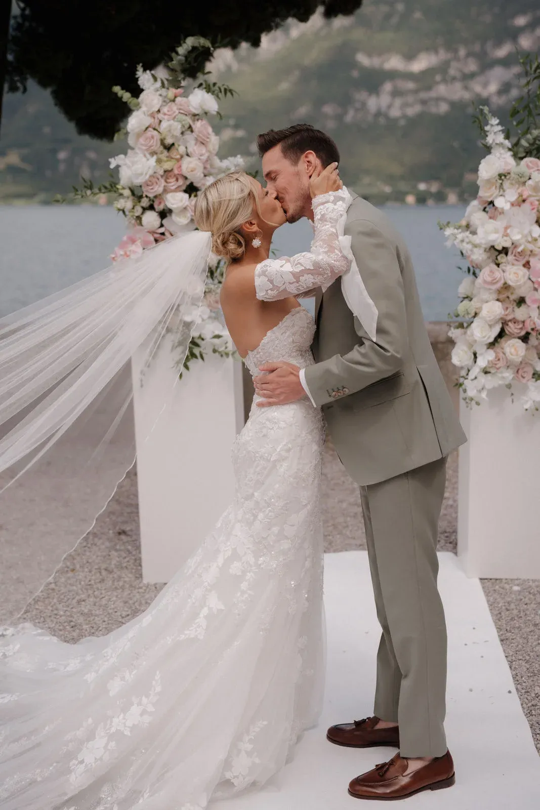 Ein Hochzeitspaar in einem gemeinsamen Moment